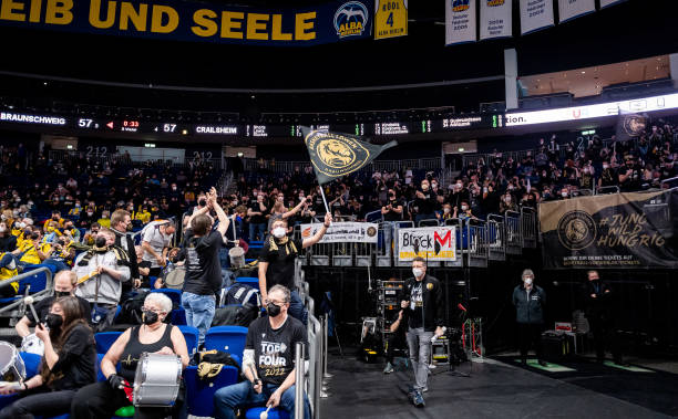 维斯塔潘被曝故意触碰汉密尔顿赛车 收五万欧罚单也要将心理战进行到底