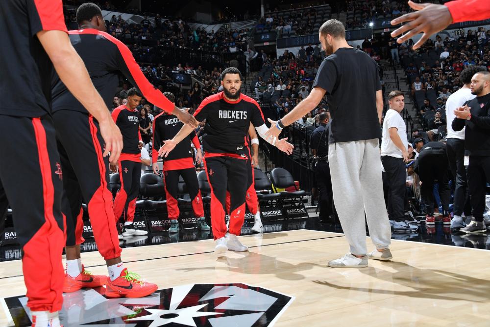 体育历尽风雨同甘苦 何惧前途行路难